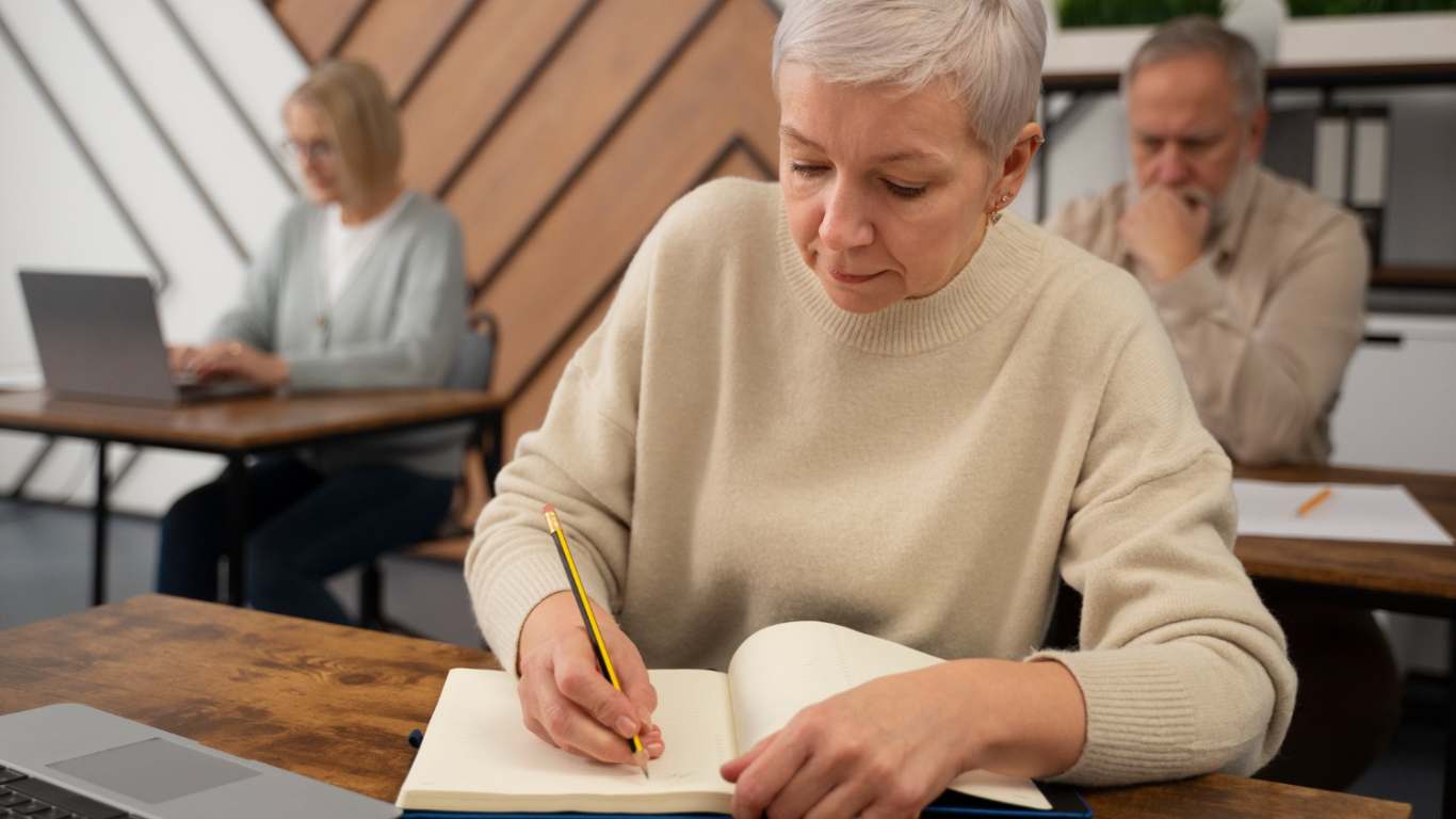 imagem de uma senhora estudando