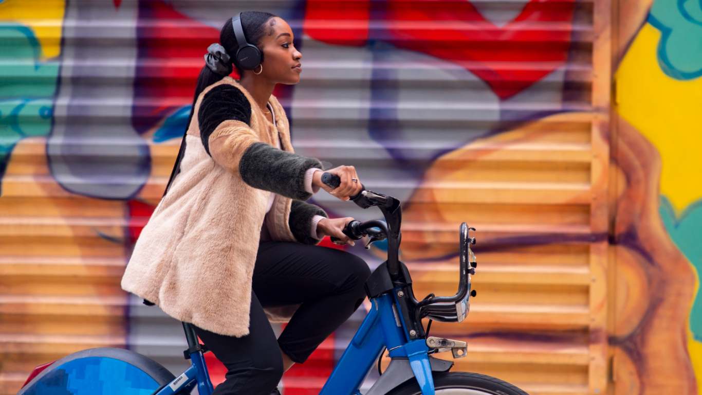 imagem de uma mulher pedalando