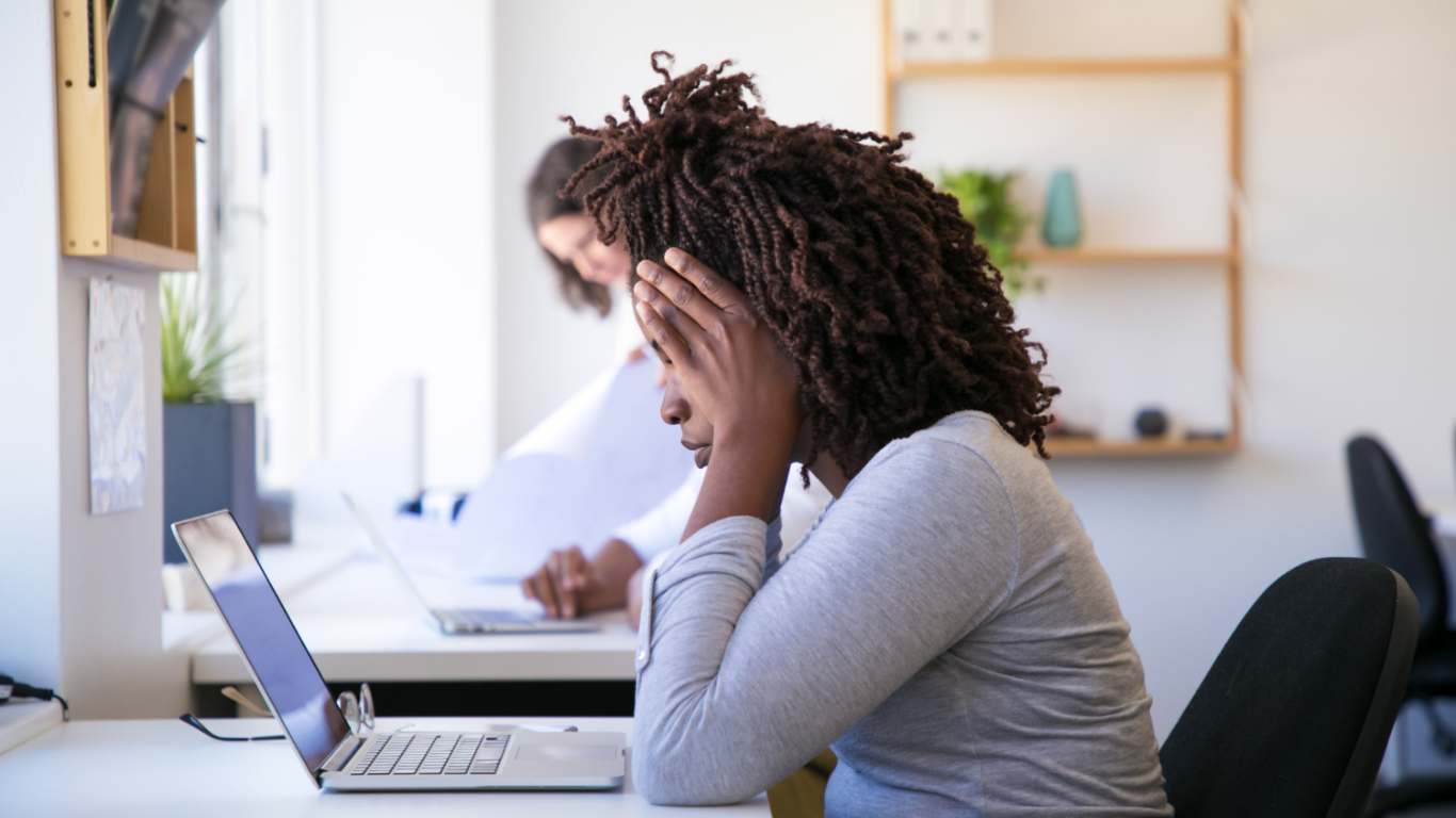 imagem de uma mulher esgotada com o trabalho