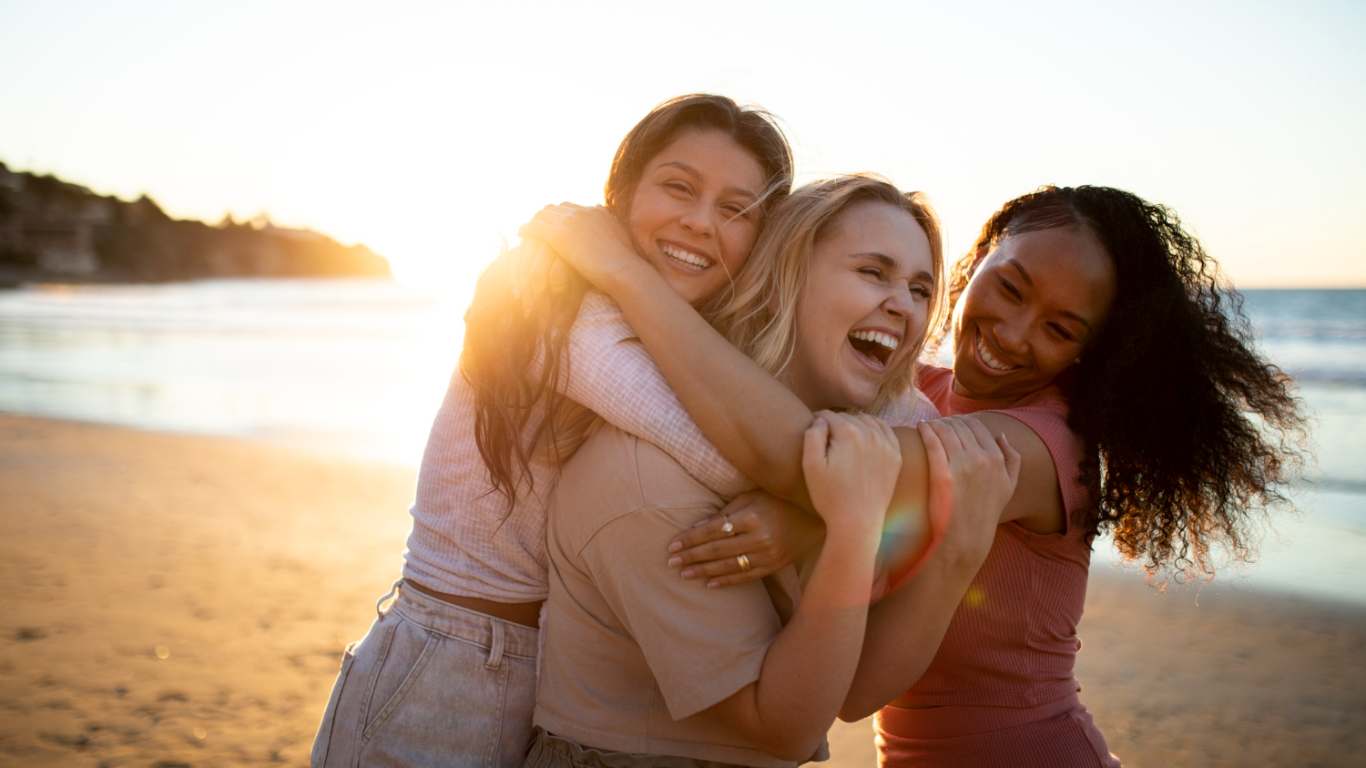 imagem de três amigas se abraçando