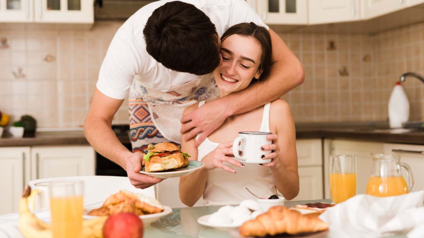 imagem de um casal tomando café da manhã
