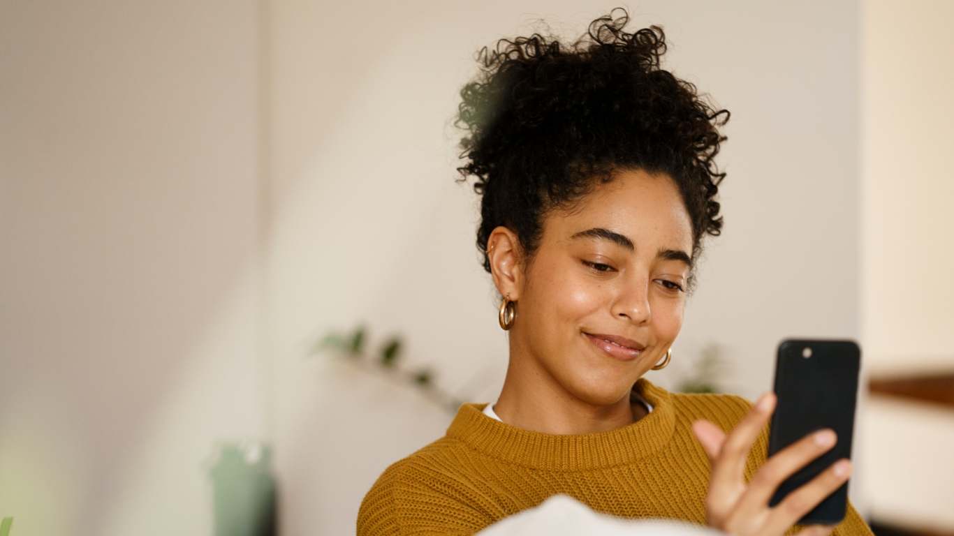 imagem de uma moça olhando pro celular