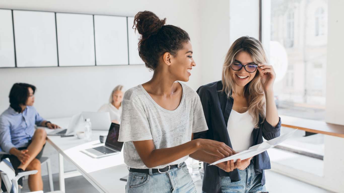 imagem de duas mulheres no whatsapp