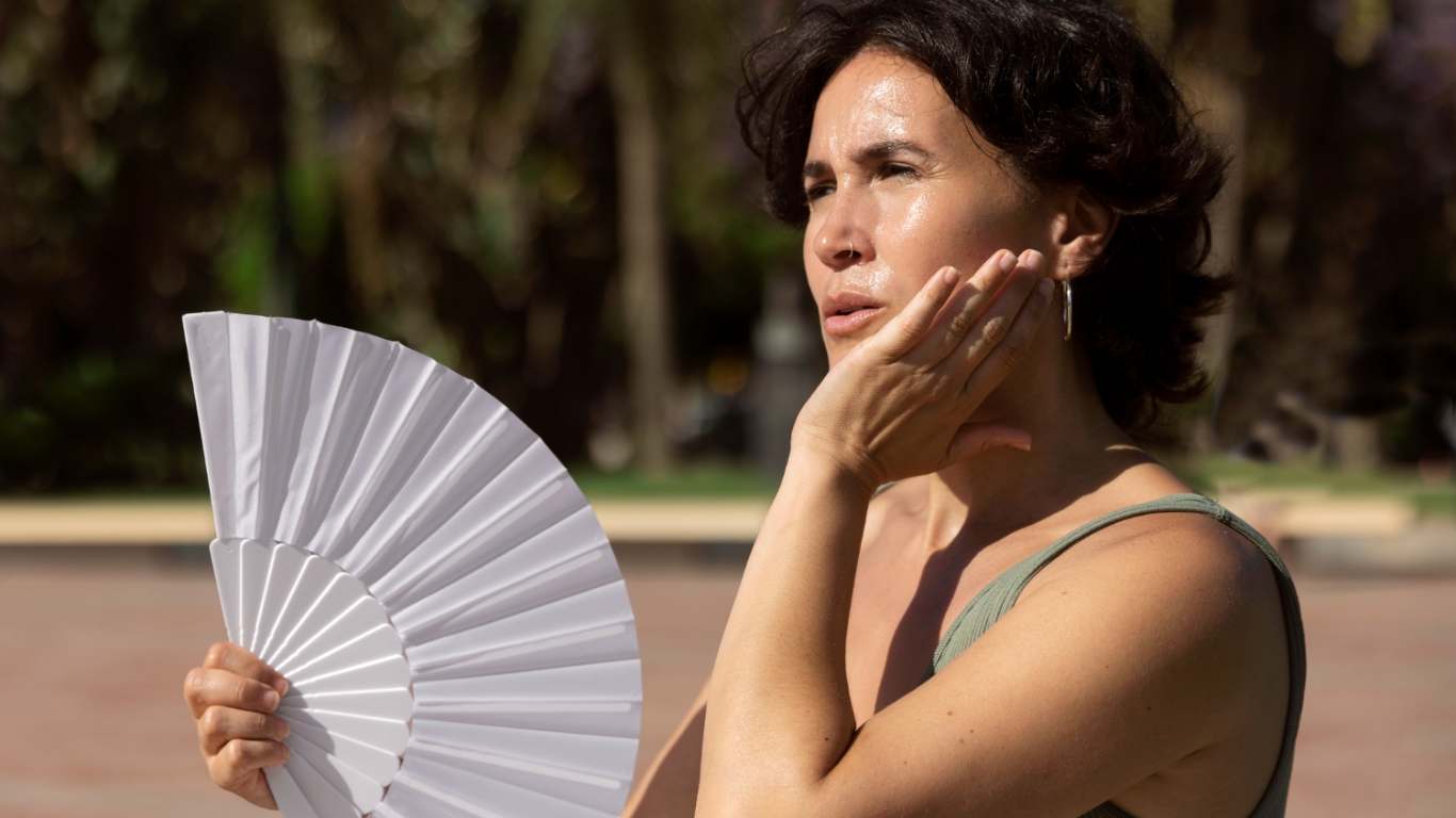 imagem de uma mulher com calor na menopausa