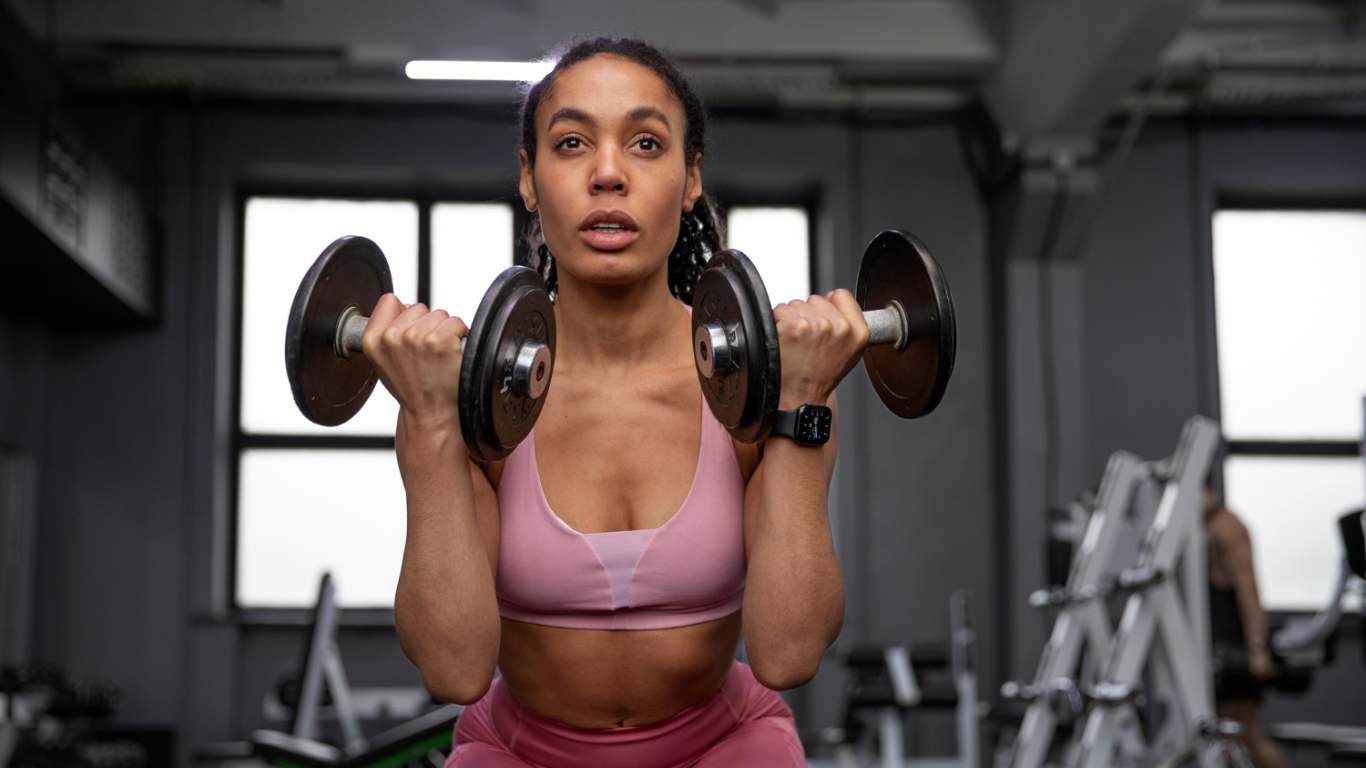 imagem de uma mulher malhando na academia