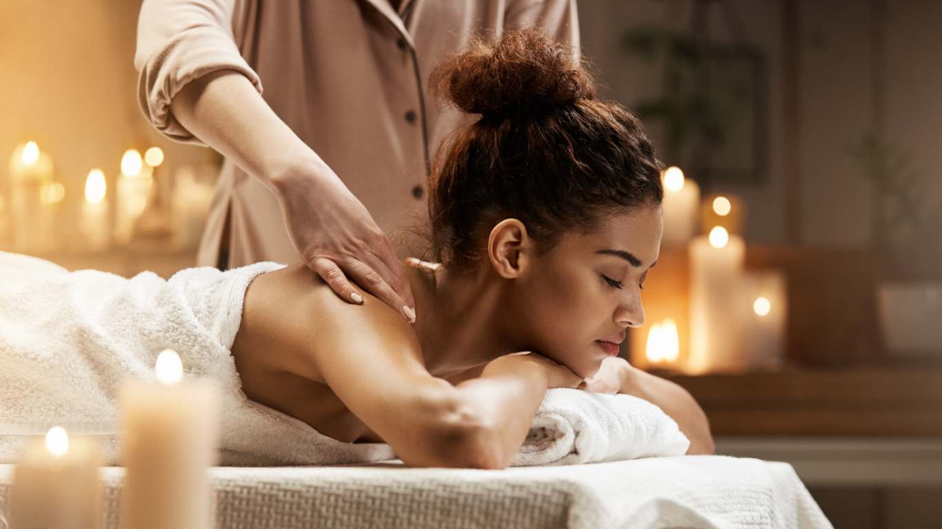 imagem de uma moça fazendo uma massagem