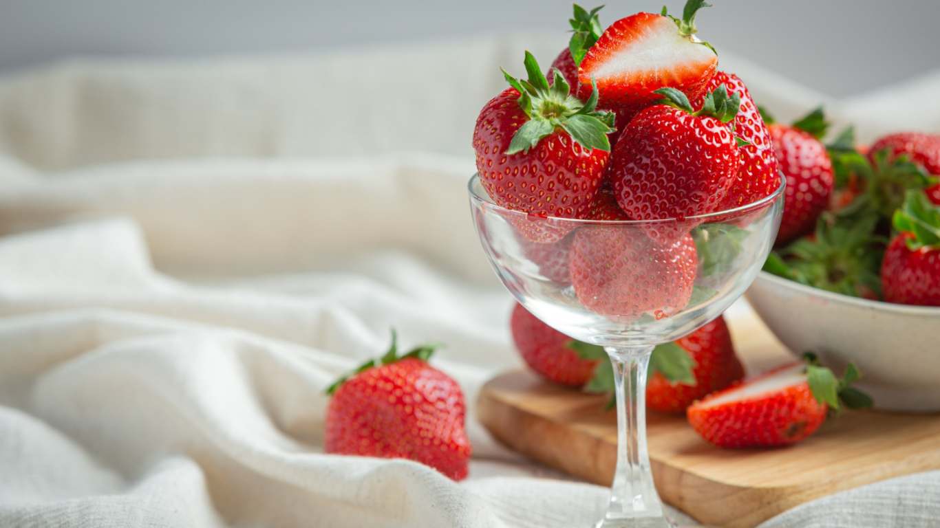 imagem de uma taça com morangos