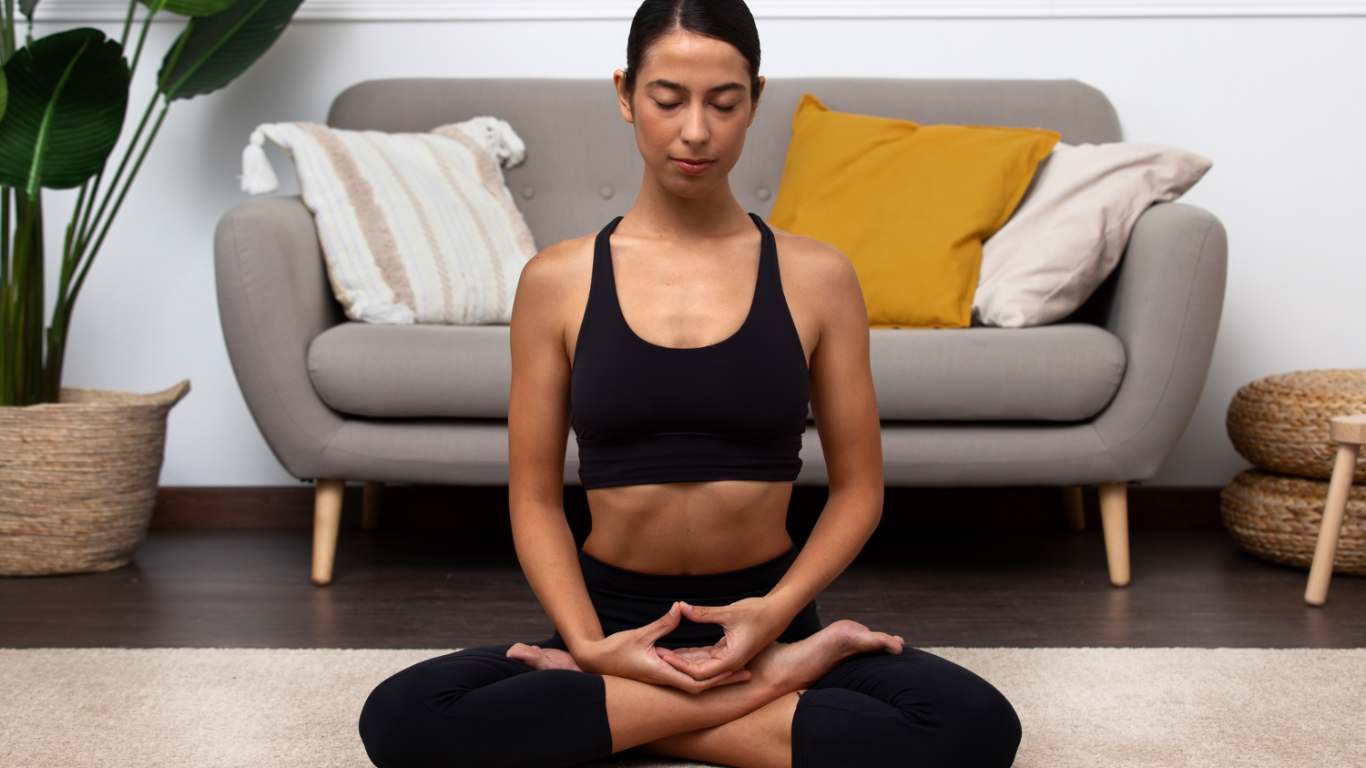 imagem de uma moça praticando o zazen