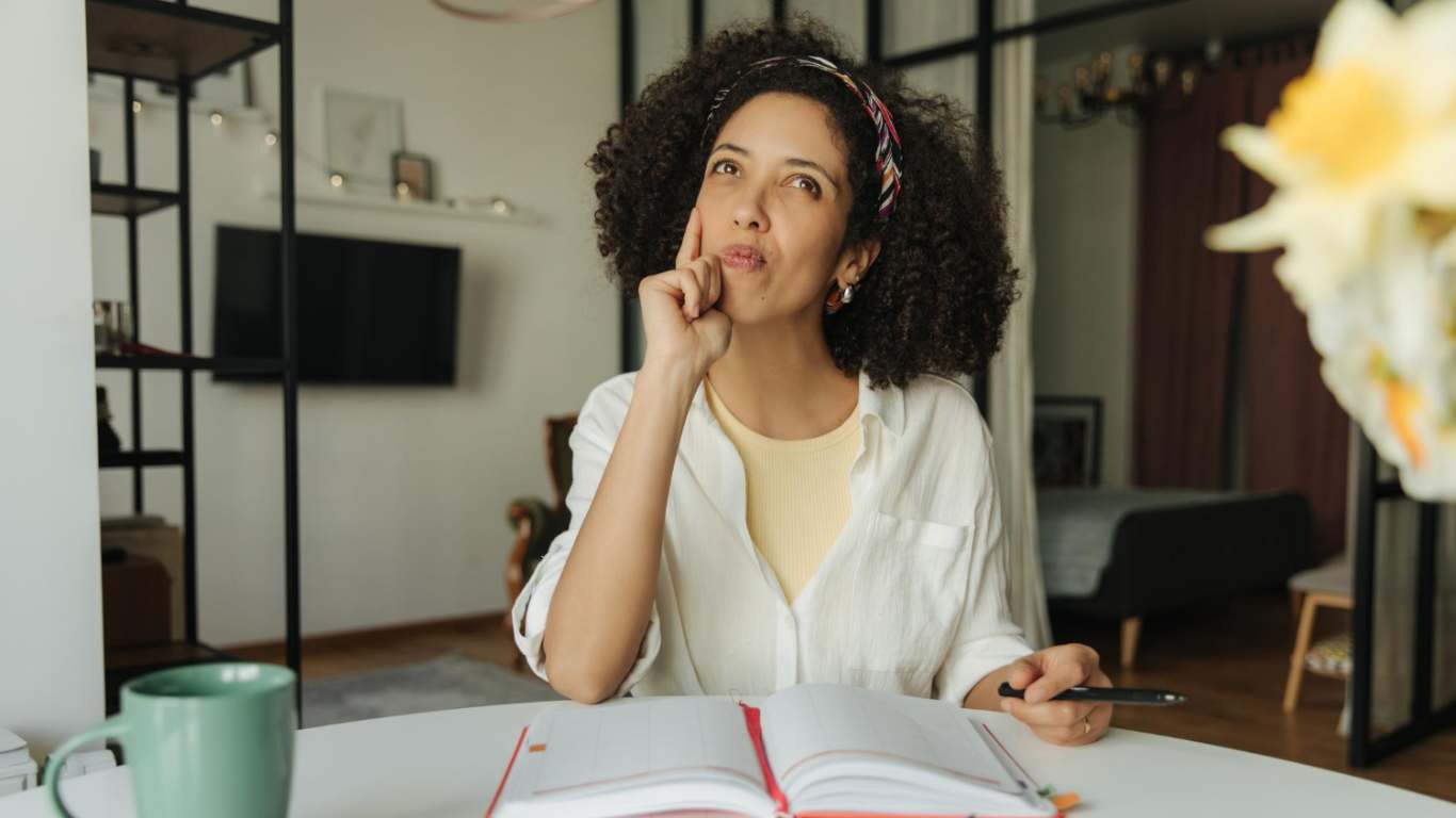imagem de uma mulher pensando