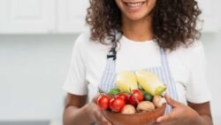 imagem de uma mulher segurando verduras