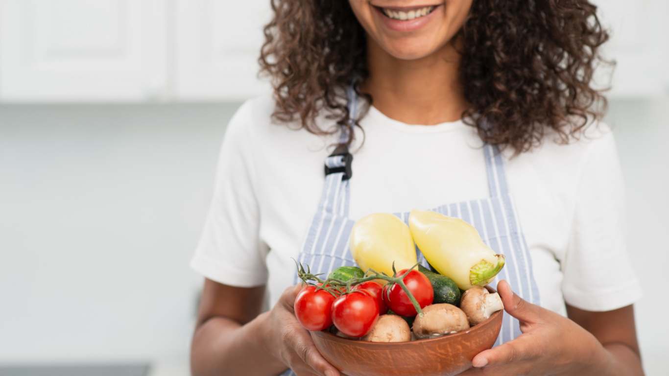 imagem de uma mulher segurando verduras