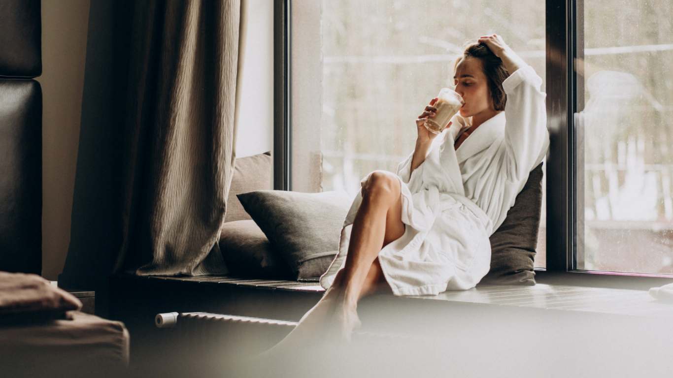 imagem de uma mulher descansando e repondo a bateria social