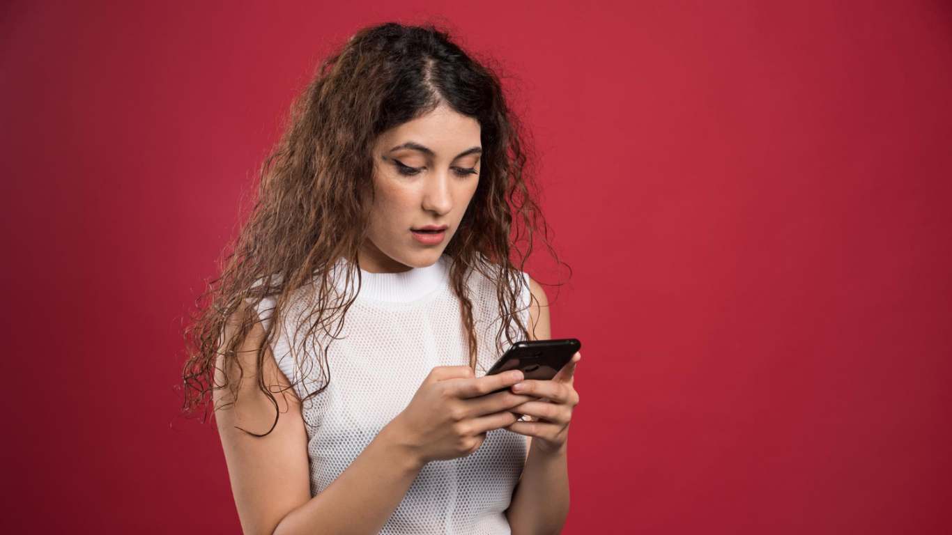 imagem de uma mulher mexendo no celular