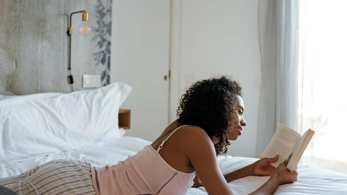 imagem de uma mulher em descanso em casa