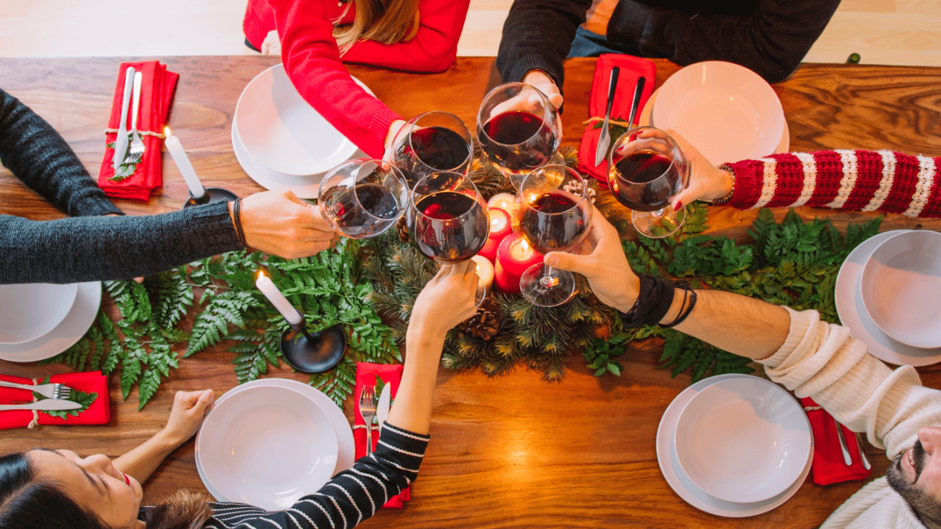 imagem de um grupo de amigos brindando