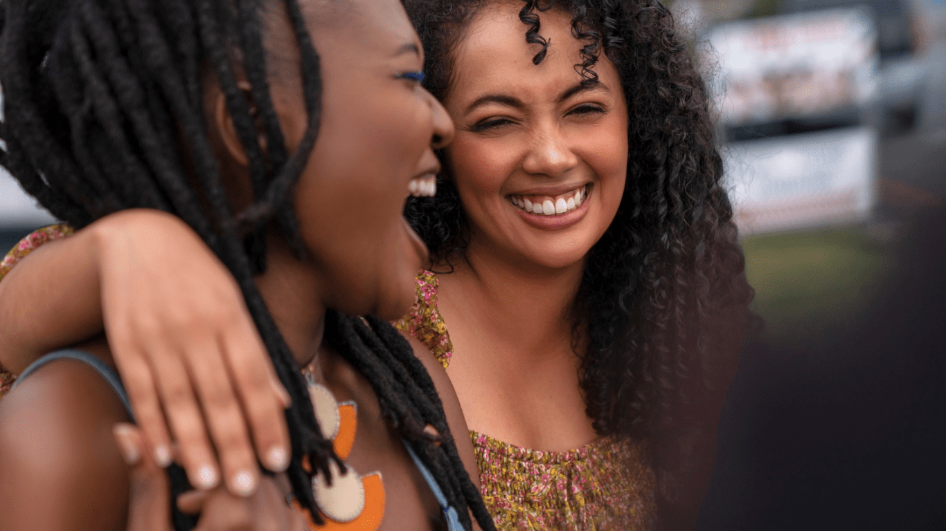 imagem de duas amigas se abraçando, gratas uma a outra