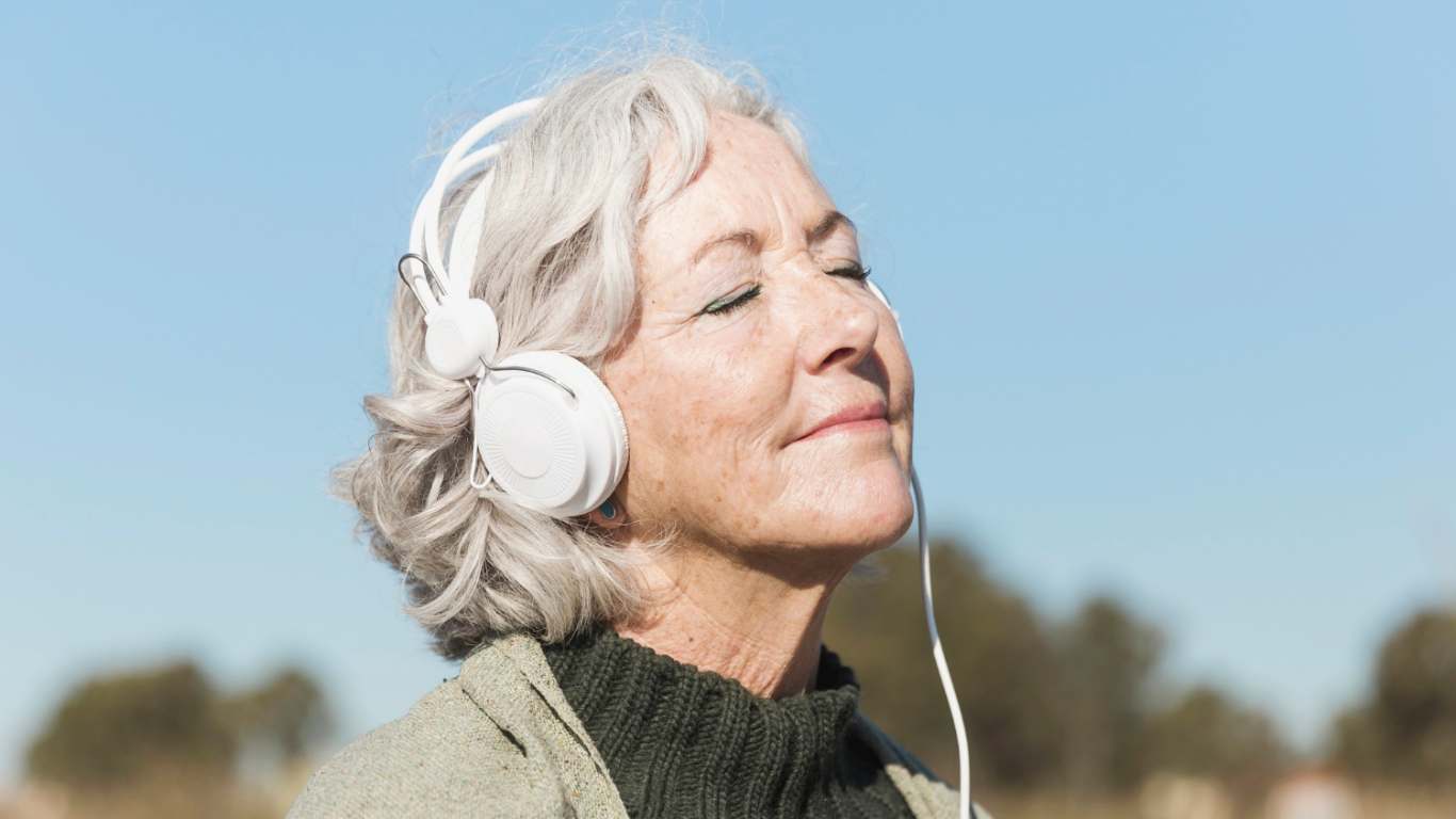 imagem de uma senhora ouvindo musica