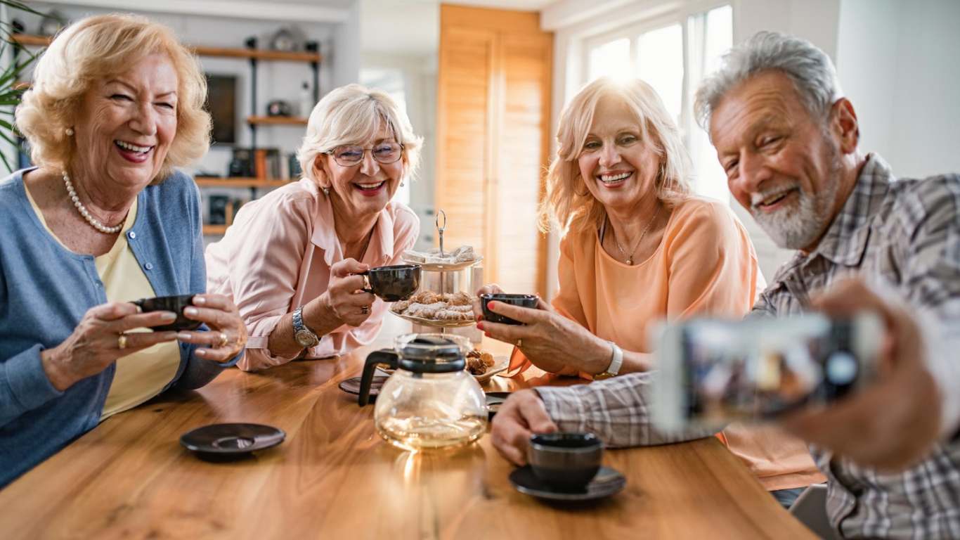 imagem de um grupo de idosos se divertindo