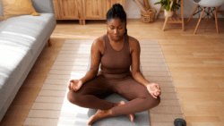 imagem de uma mulher fazendo meditação