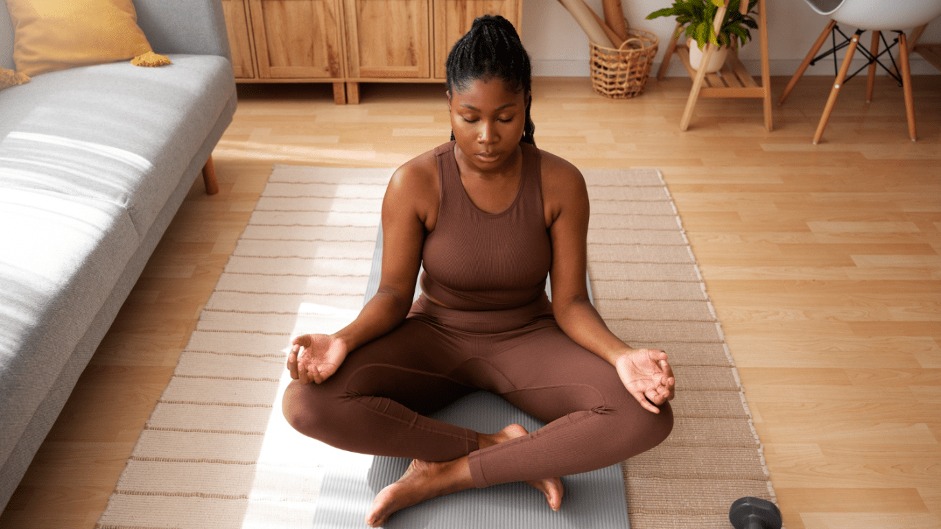 imagem de uma mulher fazendo meditação