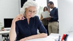 imagem de uma mulher na menopausa no trabalho