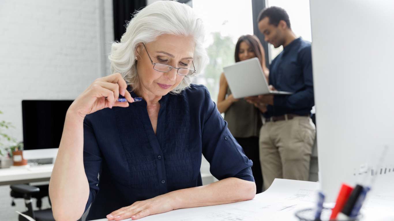 imagem de uma mulher na menopausa no trabalho