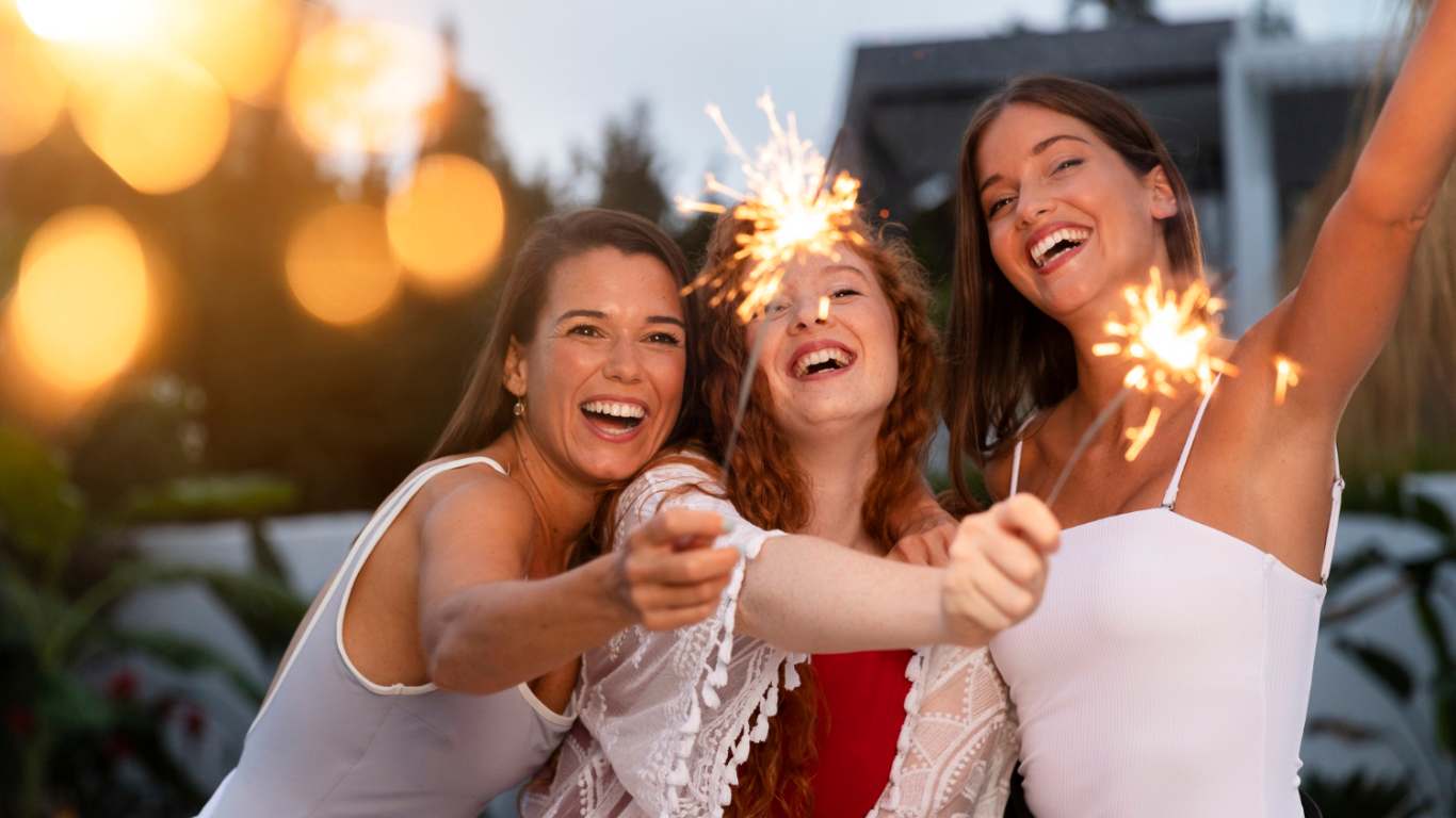imagem de três amigas aproveitando o reveillon