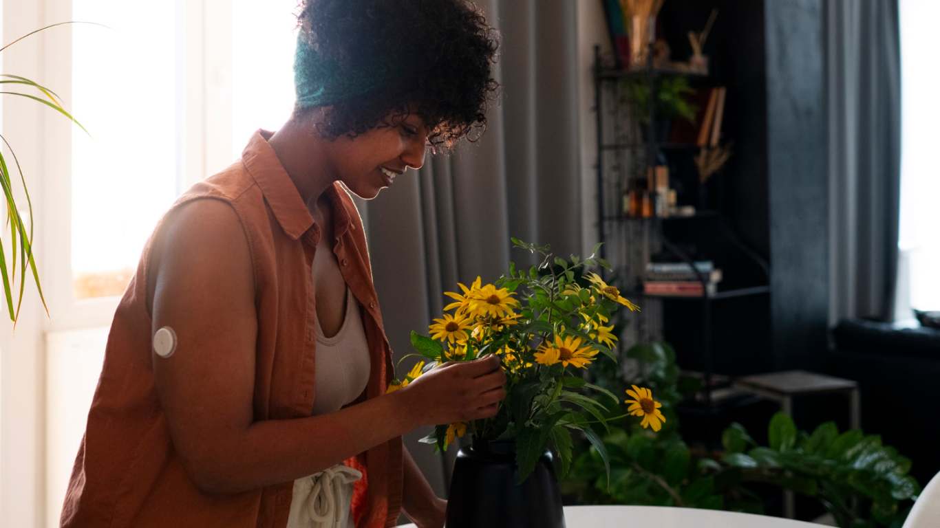 imagem de uma moça cuidando das plantas