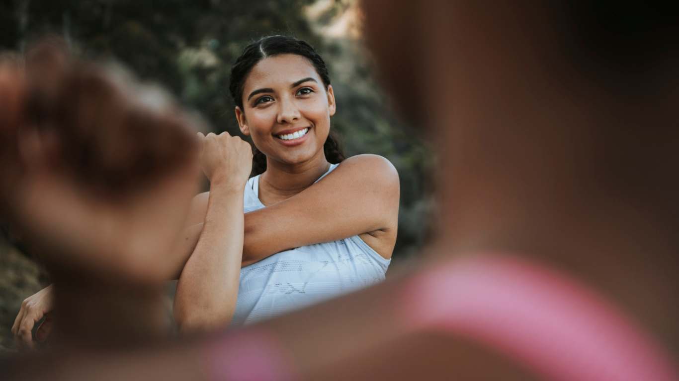 imagem de uma moça praticando social wellness