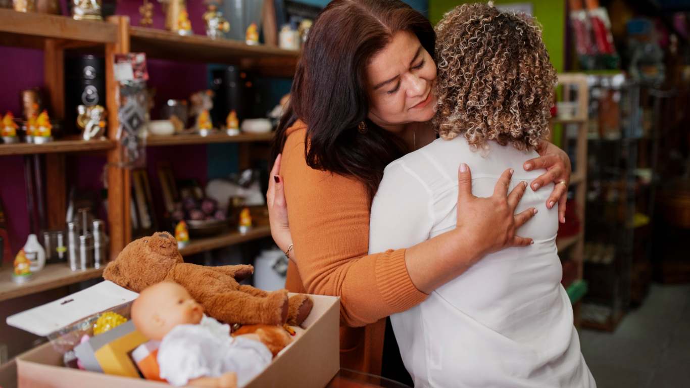 imagem de uma mulher sendo solidaria com outra
