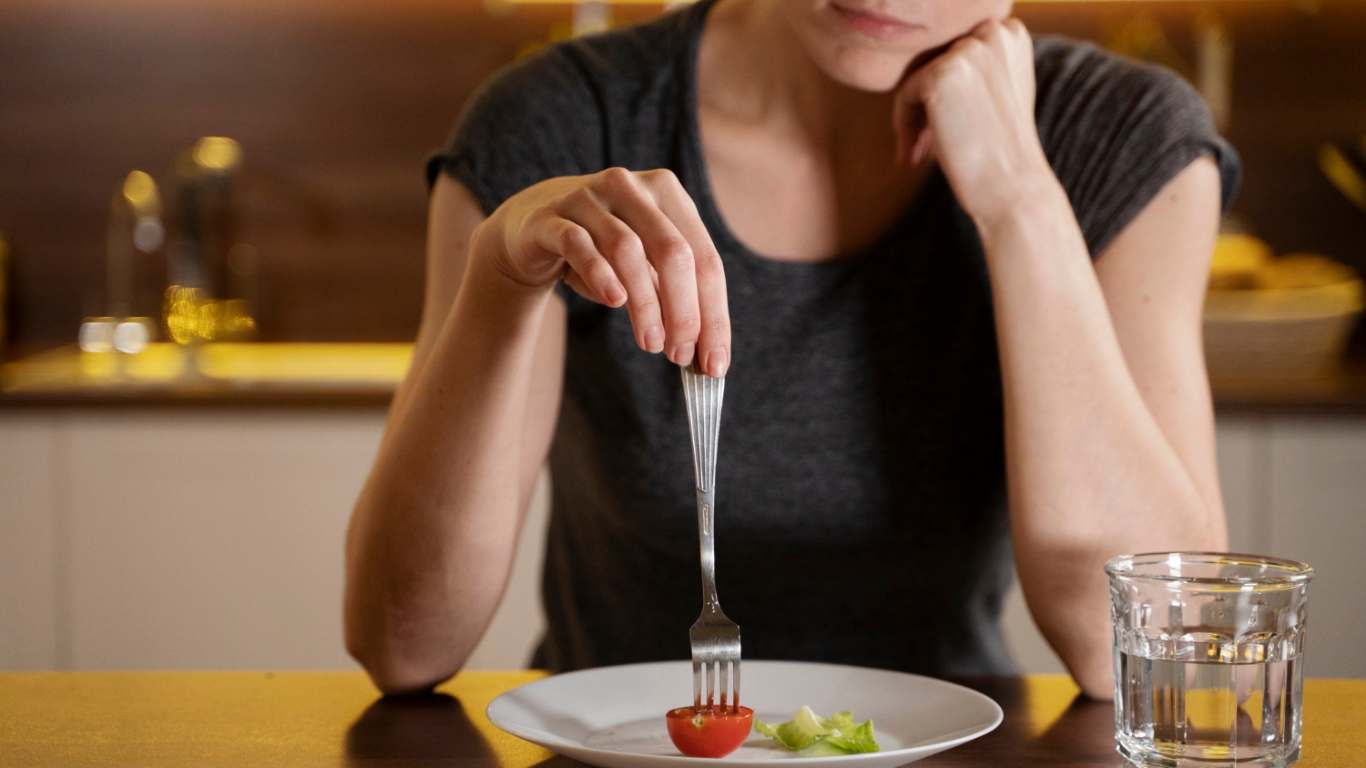 imagem de uma moça colocando o talher na comida