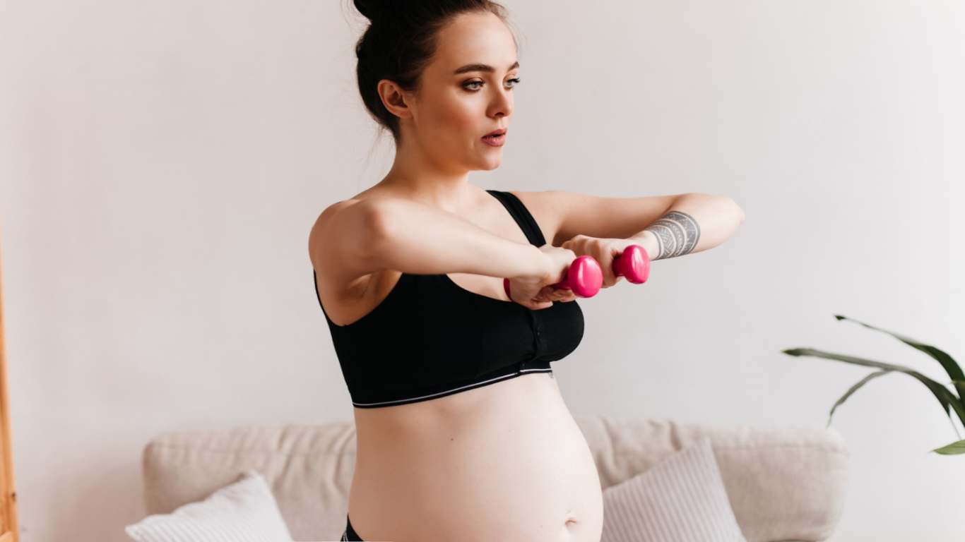 imagem de uma gravida treinando