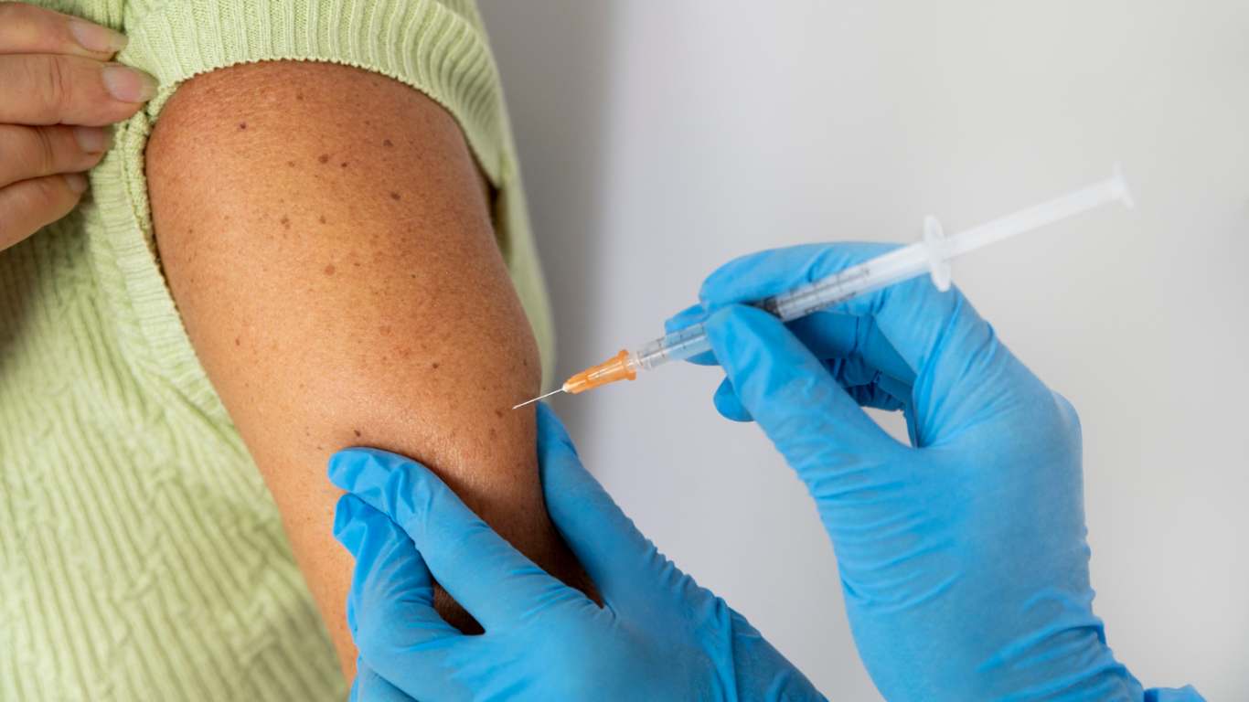 imagem de um médico aplicando uma vacina