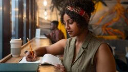imagem de uma mulher escrevendo