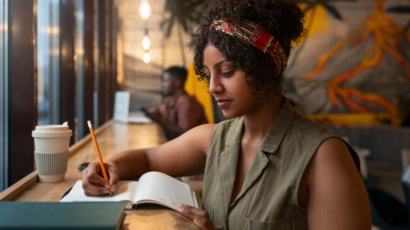 imagem de uma mulher escrevendo