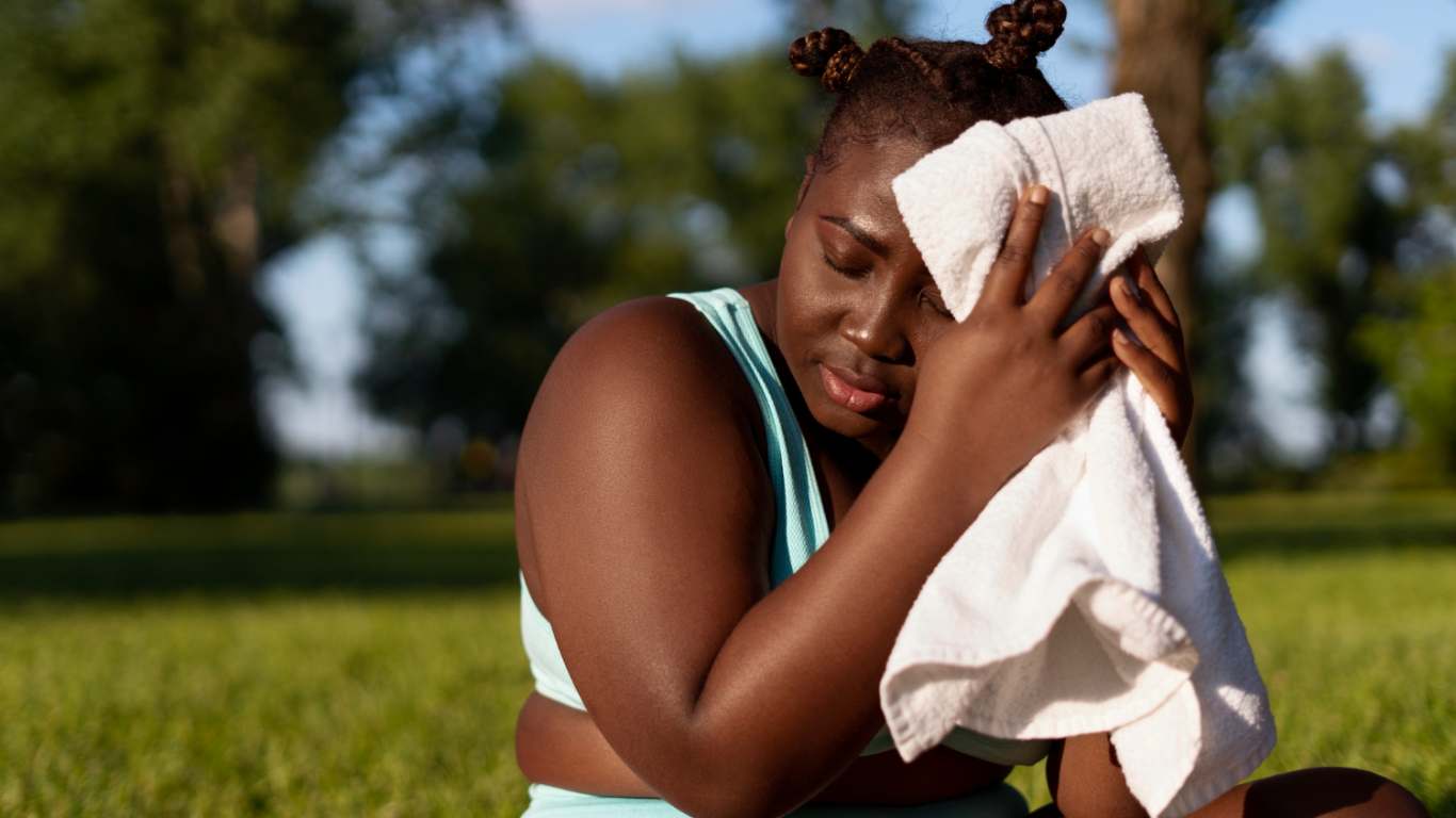 imagem de mulher com calor no verão