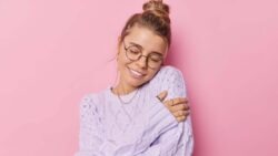 imagem de uma mulher se abraçando