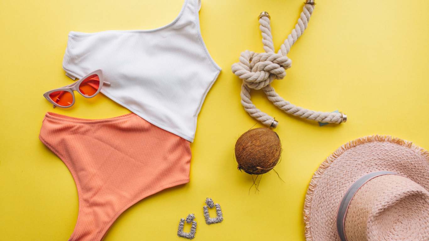 imagem de um maiô, oculos de sol e chapeu de praia