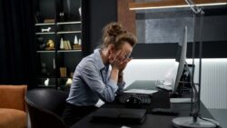 imagem de uma mulher estressada no trabalho