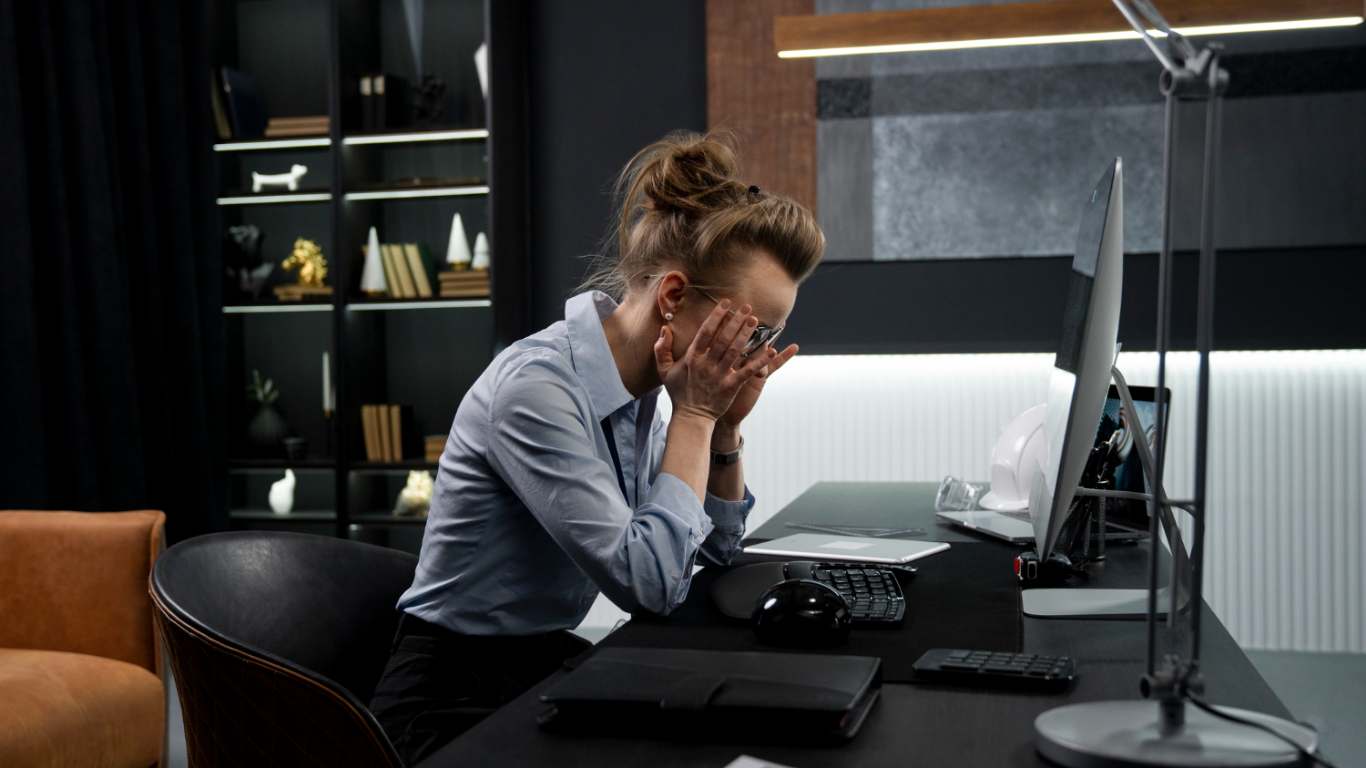 imagem de uma mulher estressada no trabalho