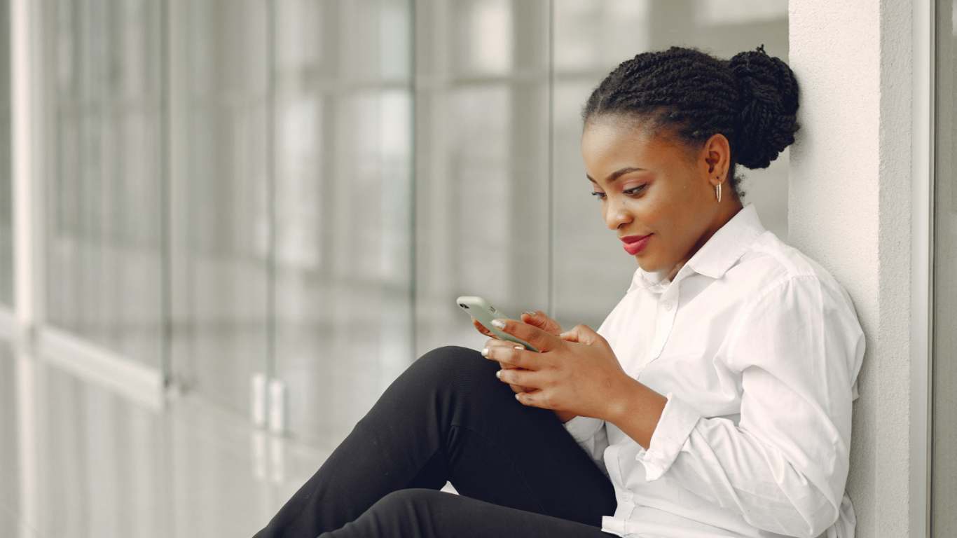 imagem de uma moça mexendo no celular