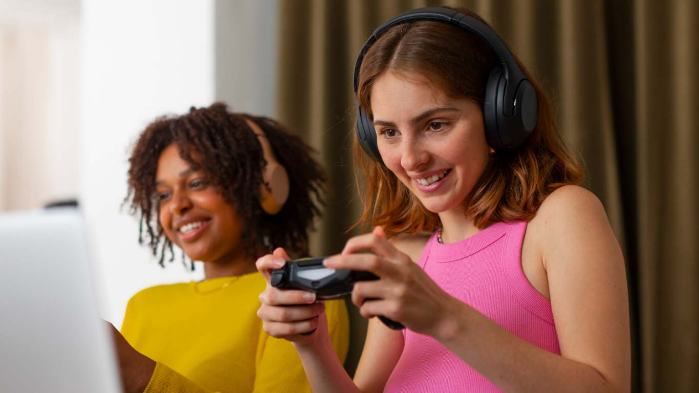 imagem de duas amigas jogando videogame