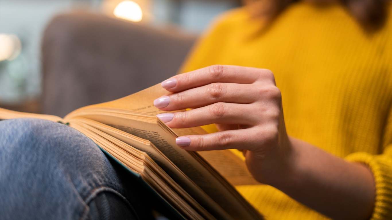 imagem de uma mulher lendo um livro