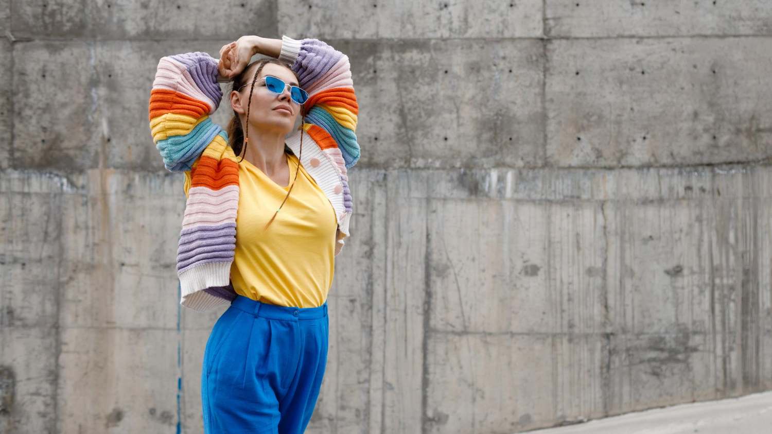 imagem de uma moça vestindo um look de color blocking