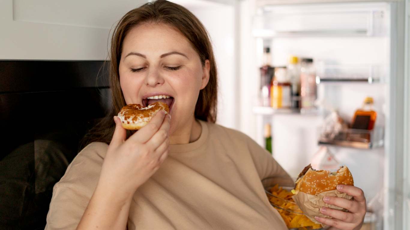 imagem de uma moça comendo