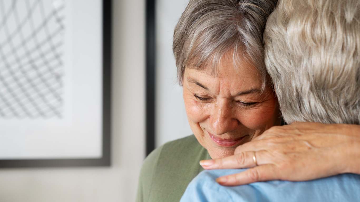 imagem de duas idosas se abraçando
