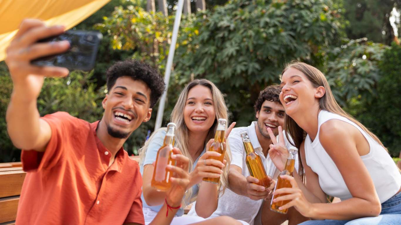 imagem de um grupo da geração z brindando