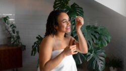 imagem de uma moça se cuidando e tendo um momento glow up