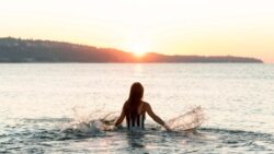 imagem de uma mulher no mar