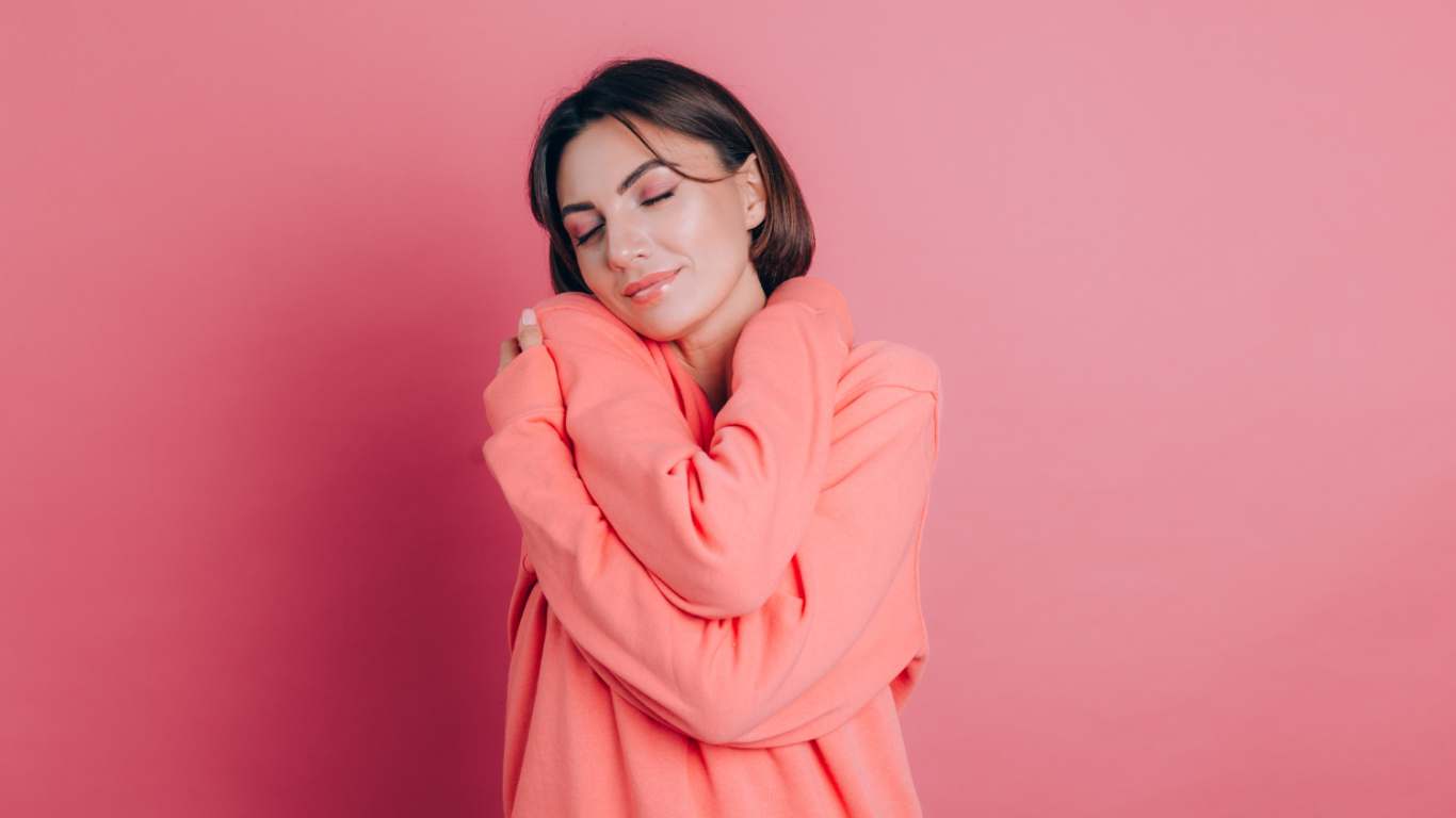 imagem de uma mulher se abraçando e se acolhendo